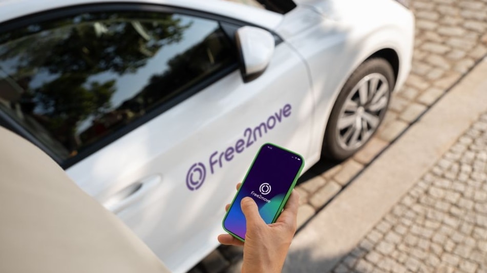 Stellantis vende il car sharing di Free2move a Mutares: il gruppo di Filosa si tiene le colonnine di Free2move Charge