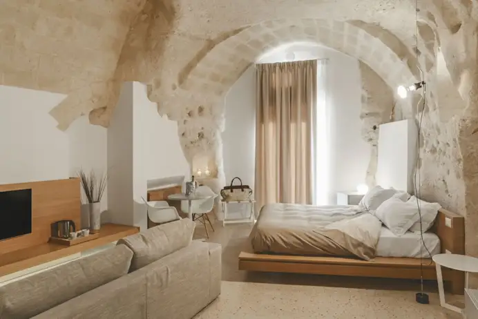 Dormire in una casa-grotta, in un palazzo storico o tra i vigneti: gli hotel italiani più sorprendenti