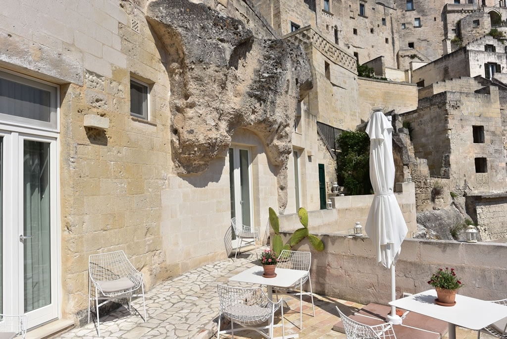 Dormire in una casa-grotta, in un palazzo storico o tra i vigneti: gli hotel italiani più sorprendenti