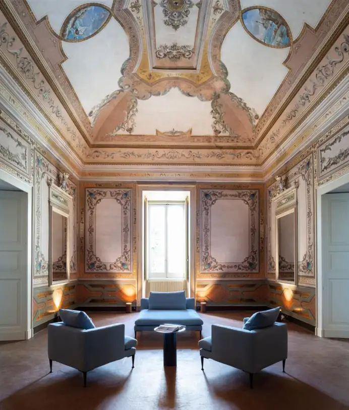 Dormire in una casa-grotta, in un palazzo storico o tra i vigneti: gli hotel italiani più sorprendenti