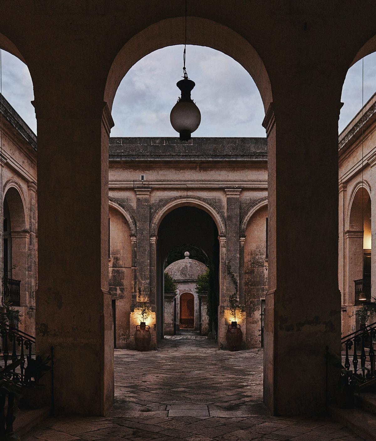 Dormire in una casa-grotta, in un palazzo storico o tra i vigneti: gli hotel italiani più sorprendenti