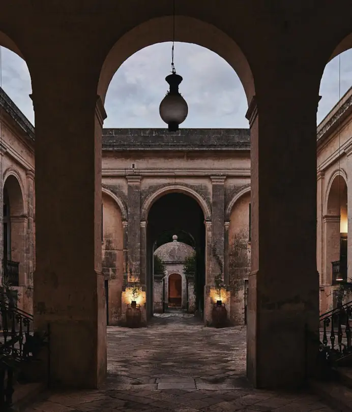 Dormire in una casa-grotta, in un palazzo storico o tra i vigneti: gli hotel italiani più sorprendenti