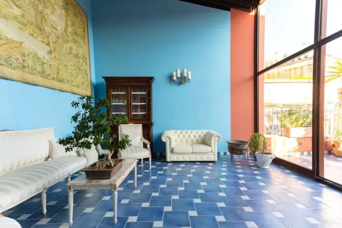 Dormire in una casa-grotta, in un palazzo storico o tra i vigneti: gli hotel italiani più sorprendenti