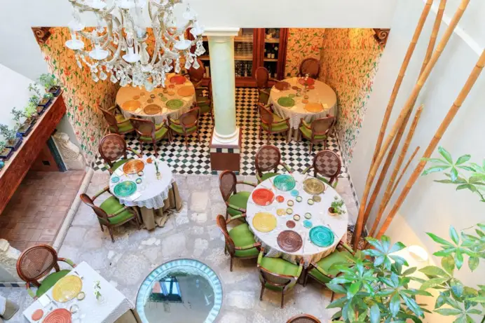 Dormire in una casa-grotta, in un palazzo storico o tra i vigneti: gli hotel italiani più sorprendenti