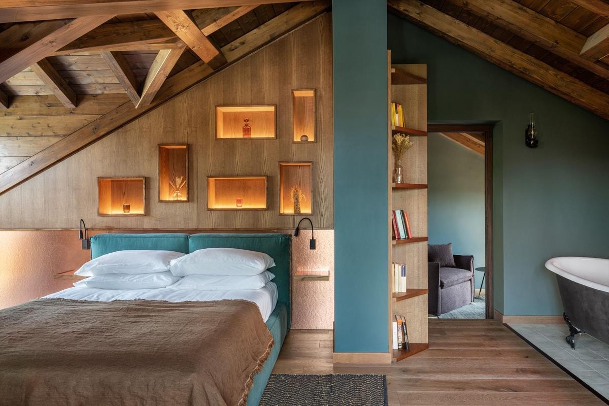 Dormire in una casa-grotta, in un palazzo storico o tra i vigneti: gli hotel italiani più sorprendenti