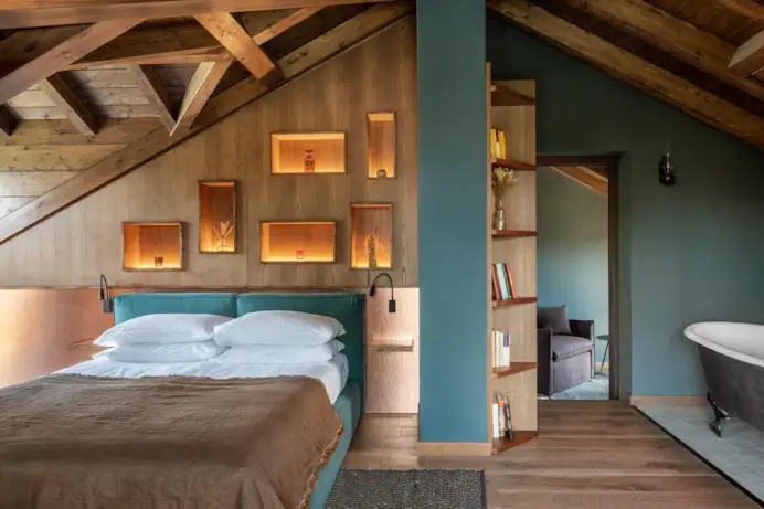 Dormire in una casa-grotta, in un palazzo storico o tra i vigneti: gli hotel italiani più sorprendenti