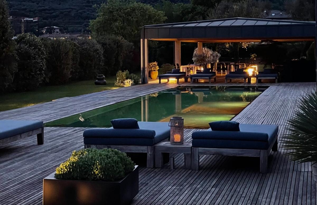 Dormire in una casa-grotta, in un palazzo storico o tra i vigneti: gli hotel italiani più sorprendenti