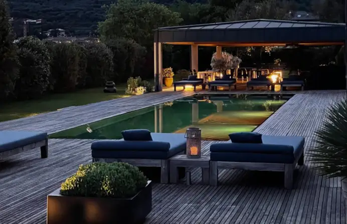 Dormire in una casa-grotta, in un palazzo storico o tra i vigneti: gli hotel italiani più sorprendenti