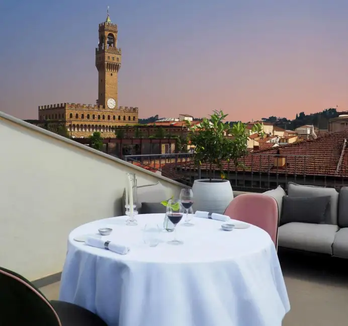 Dormire in una casa-grotta, in un palazzo storico o tra i vigneti: gli hotel italiani più sorprendenti