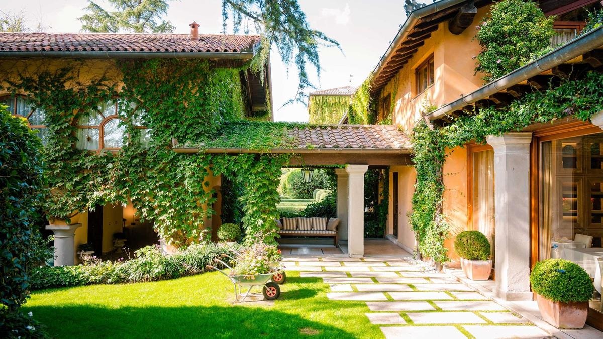 Dormire in una casa-grotta, in un palazzo storico o tra i vigneti: gli hotel italiani più sorprendenti