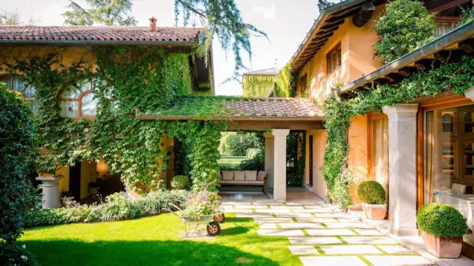 Dormire in una casa-grotta, in un palazzo storico o tra i vigneti: gli hotel italiani più sorprendenti
