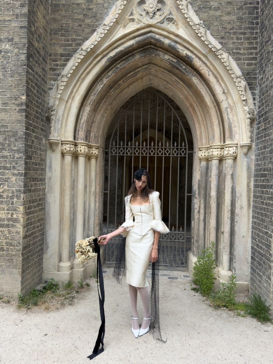 Un look della capsule Bridal party di Dilara Findikoglu (courtesy Dilara Findikoglu)