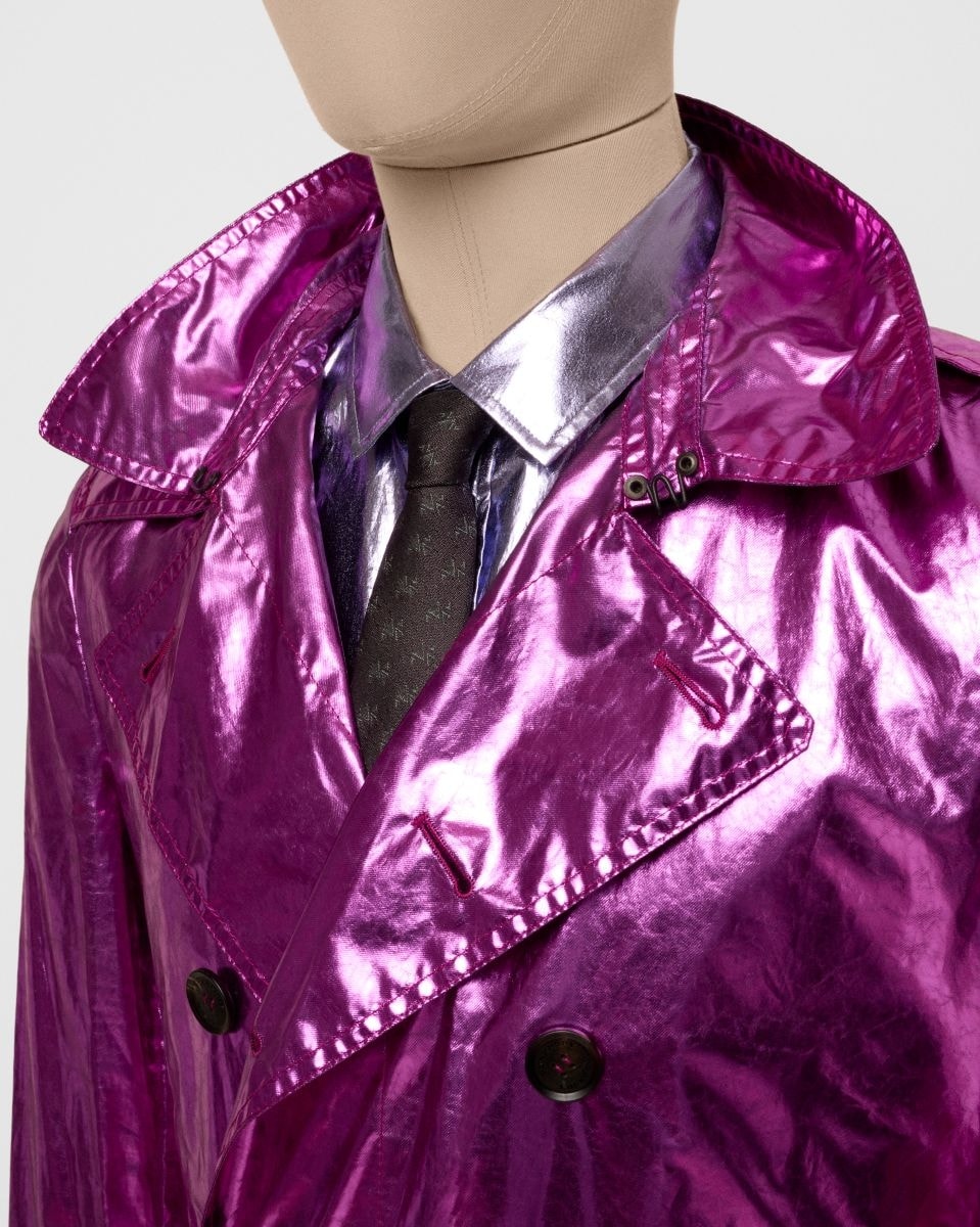 Un modello in seta metallica del trench coat Burberry (courtesy Burberry e V&A)