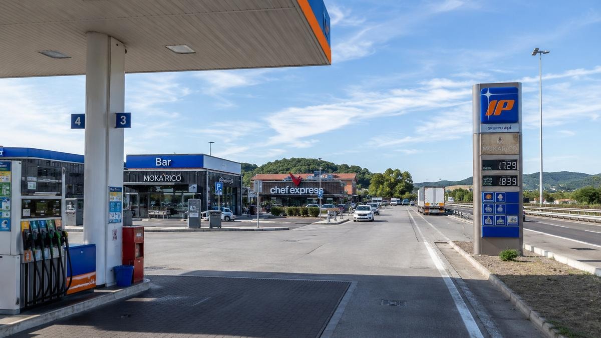 Gasolio, il taglio delle accise non basta: il diesel cala ma resta sopra i 2 euro 