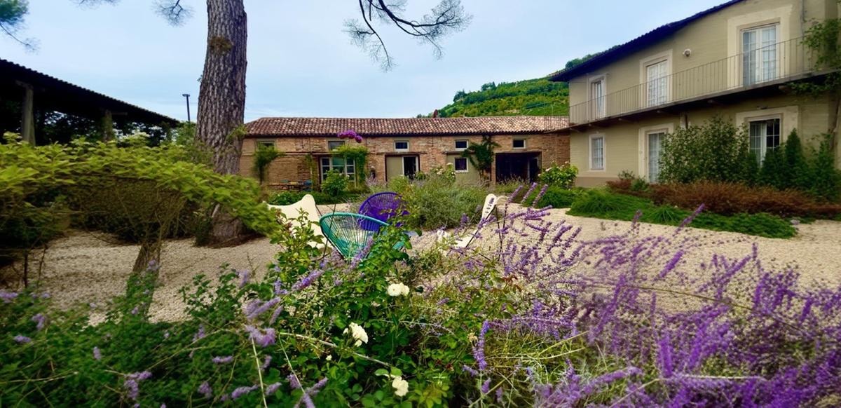 Nelle Langhe c’è un relais circondato da campi di lavanda che sembrano la Provenza
