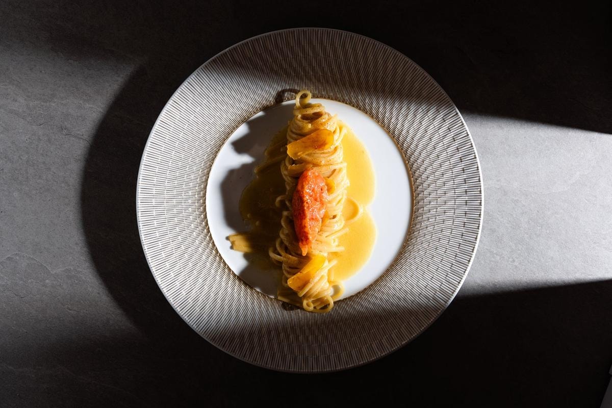 Linguina trafilata in oro in salsa al limone nero, bottarga di Cabra e gambero rosso di Golfo Aranci.