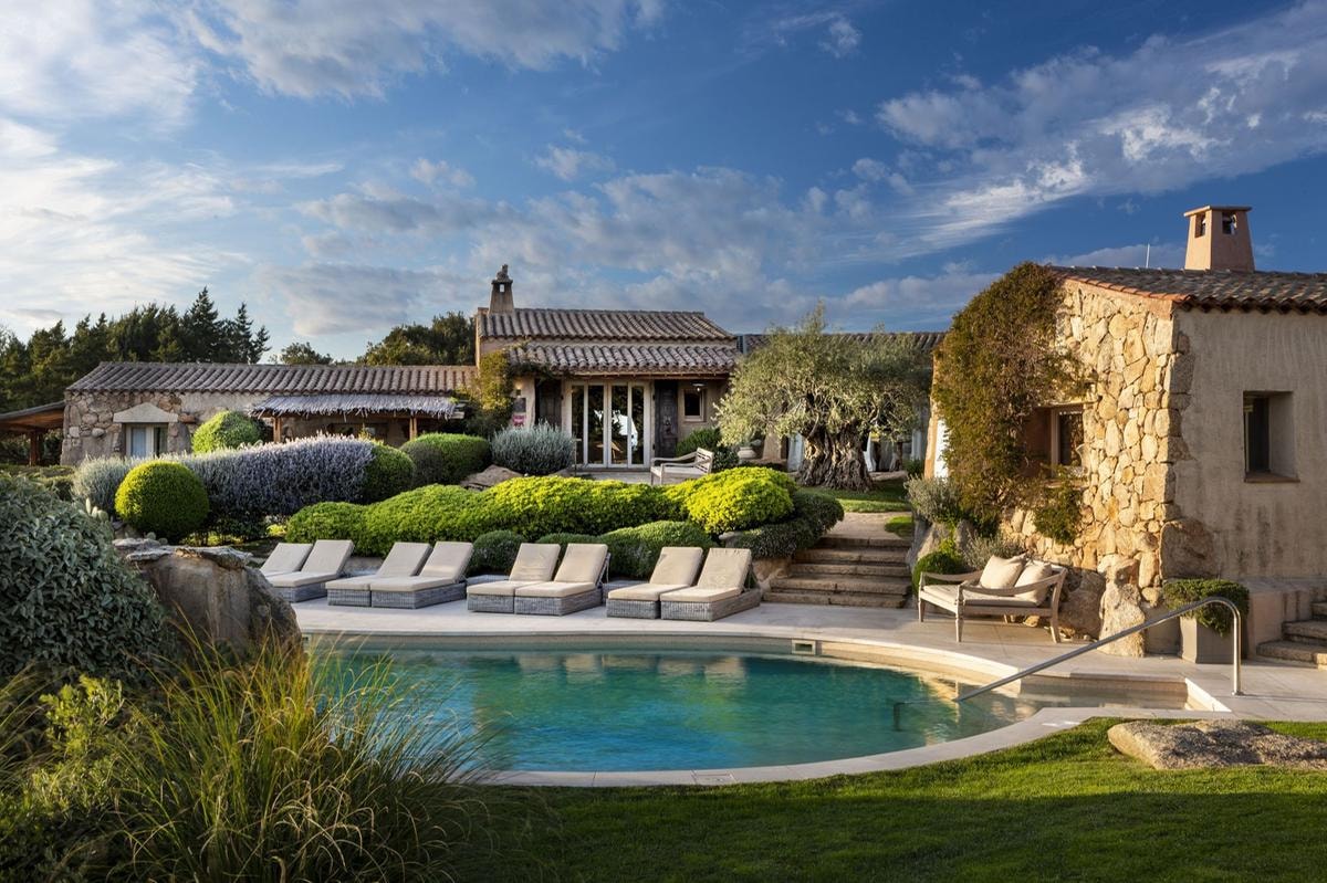 Il paradiso nascosto della Costa Smeralda con Spa tra le rocce e suite con piscina privata