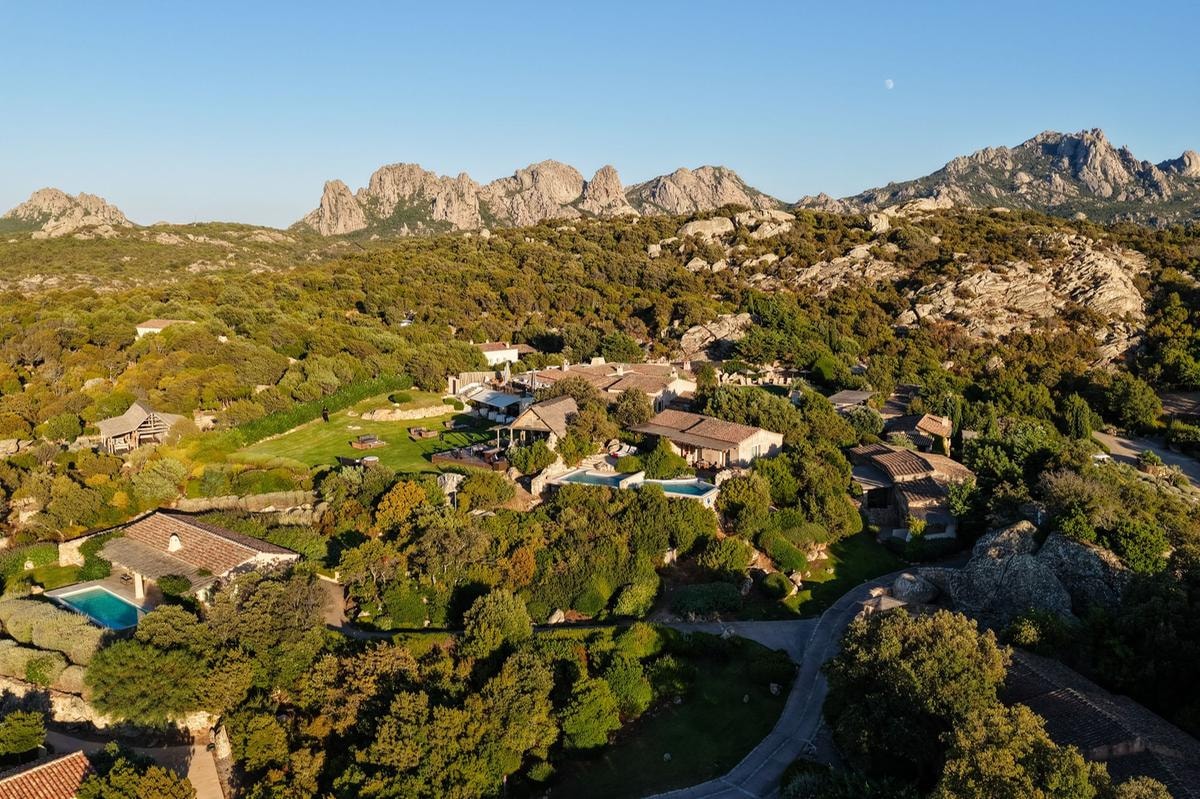 Il paradiso nascosto della Costa Smeralda con Spa tra le rocce e suite con piscina privata
