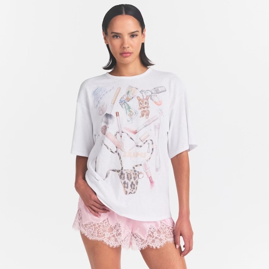 Una T-shirt della capsule Aurel Schmidt x Skims (ph official website)