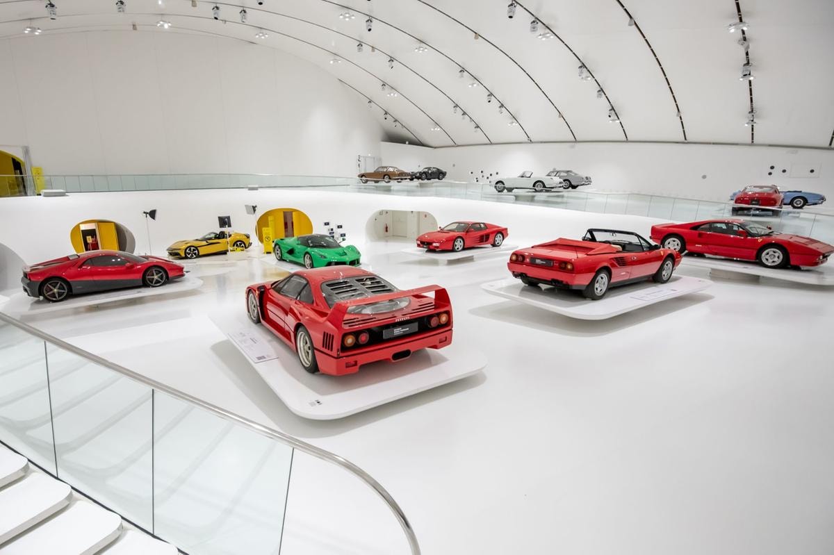 Ferrari e le icone della musica: i racconti e i dettagli d’archivio di 6 auto emblematiche della mostra di Modena