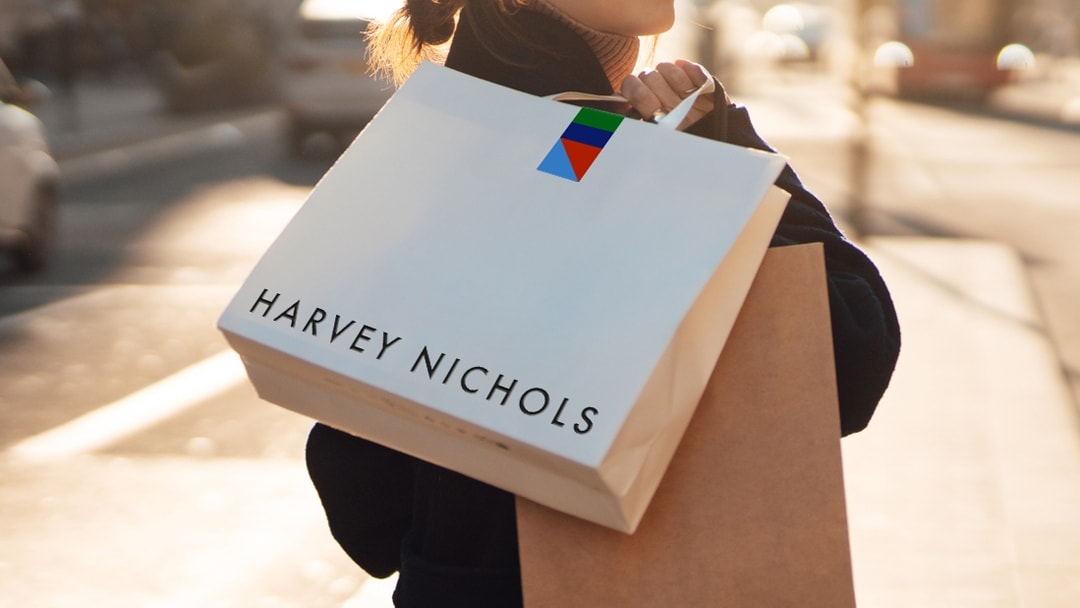 Una campagna della storica insegna britannica Harvey Nichols (ph official website)