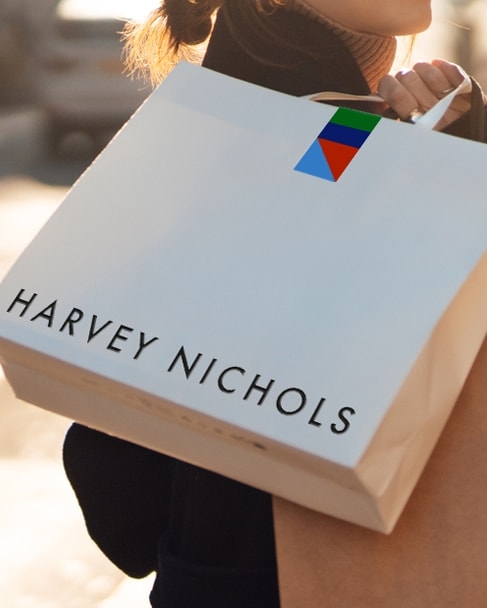 Una campagna della storica insegna britannica Harvey Nichols (ph official website)