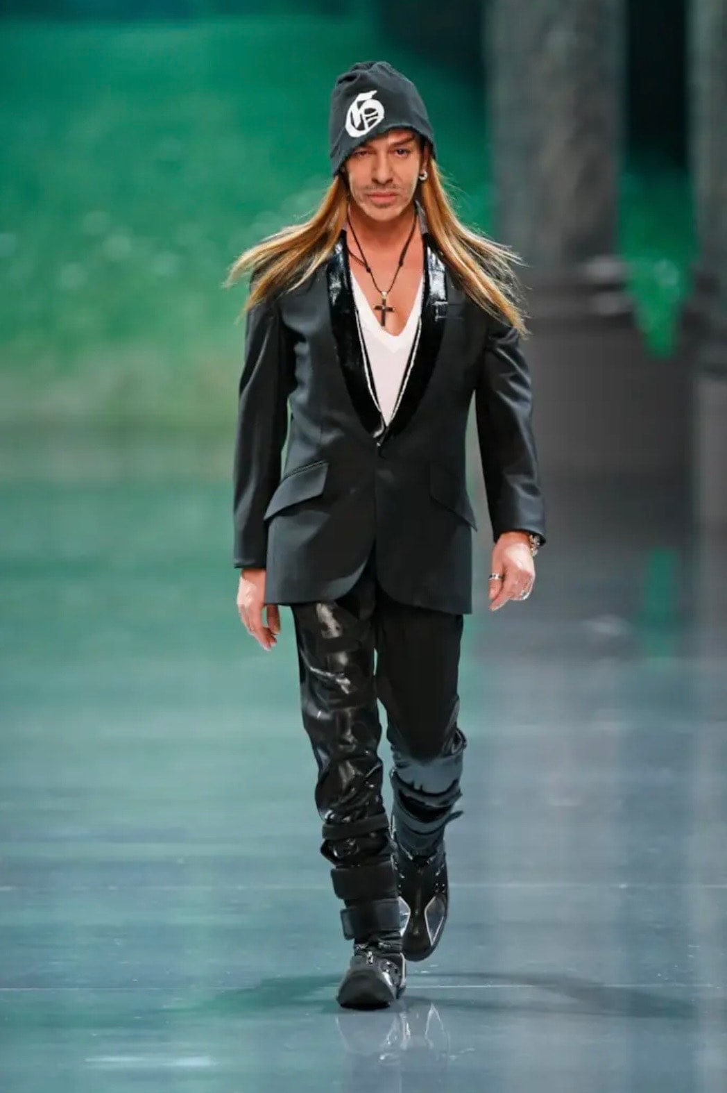 John Galliano alla fine della sfilata fall-winter 2008 di Dior (Francesc Ten/MFF)