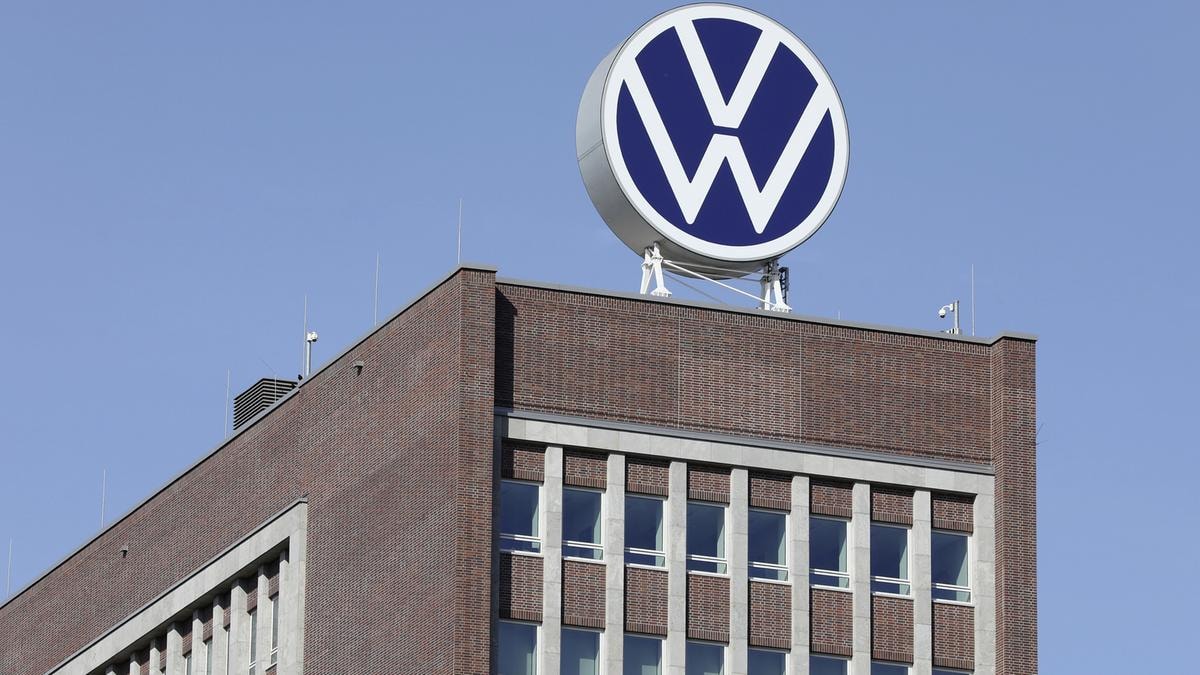 Auto, la crisi in Germania colpisce anche i manager, Volkswagen e le altre tagliano migliaia di quadri e dirigenti