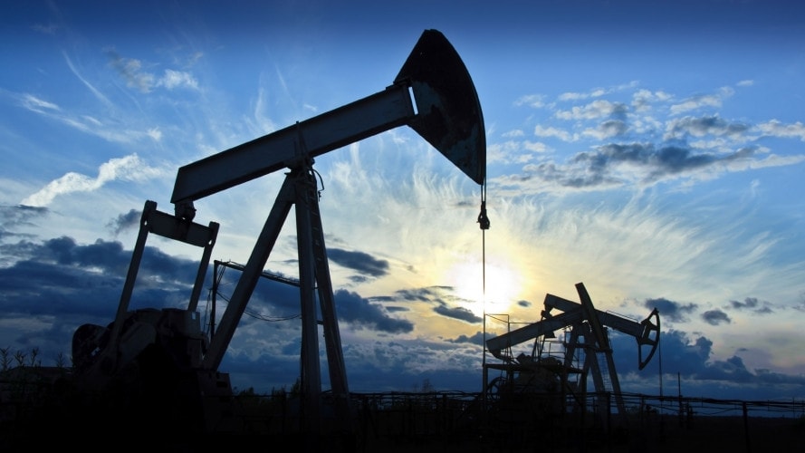 Petrolio, prezzi ancora in calo: la tregua Usa-Iran e Opec+ frenano il greggio. Scende anche il gas 