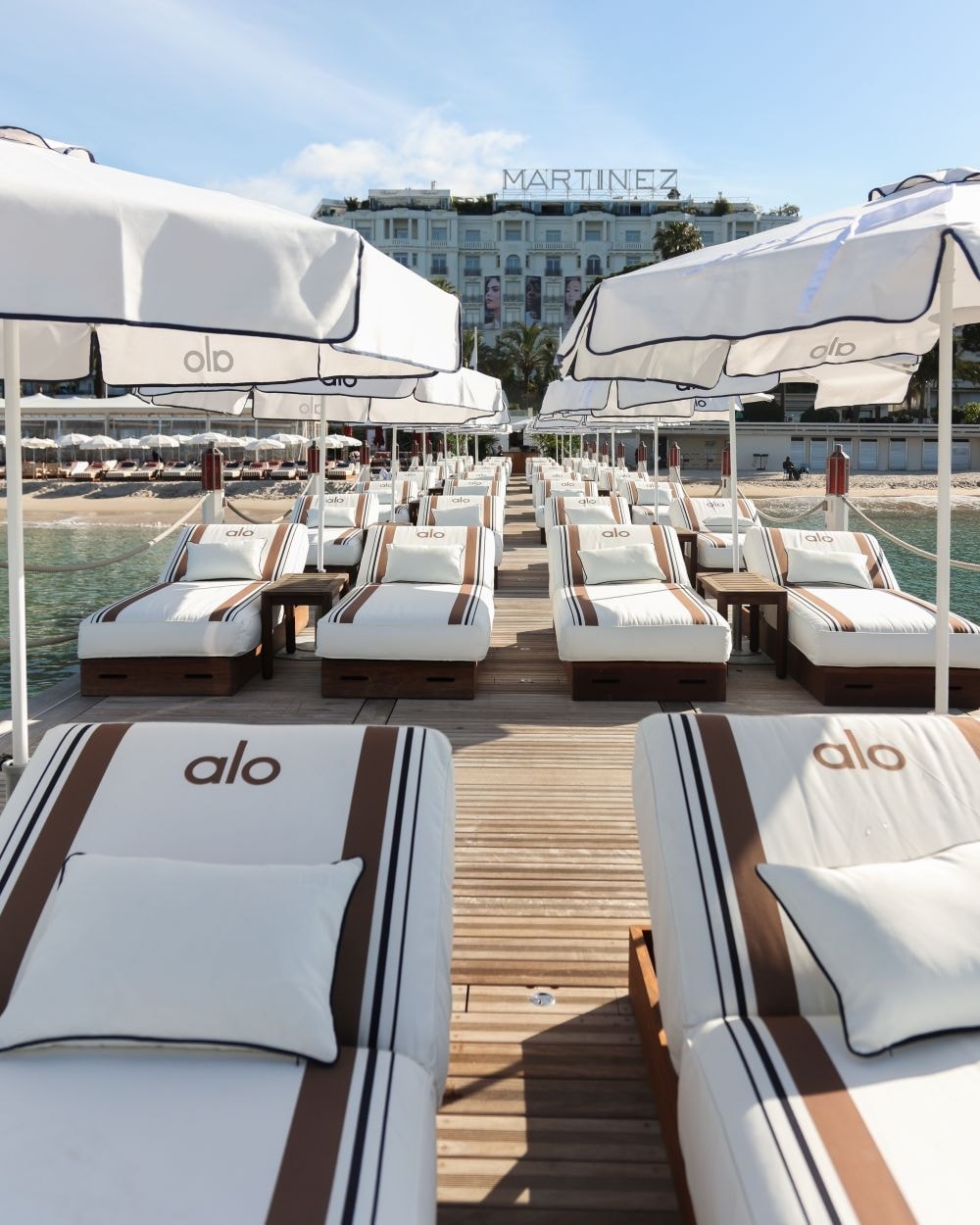 Il pontile dell'Hôtel Martinez di Cannes firmato da Alo (courtesy Alo)