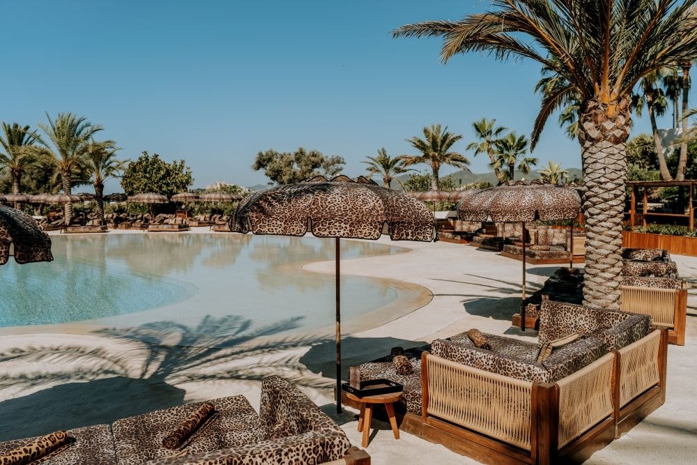 Il beach club Clap house di Ibiza vestito Dolce&Gabbana (courtesy D&G)