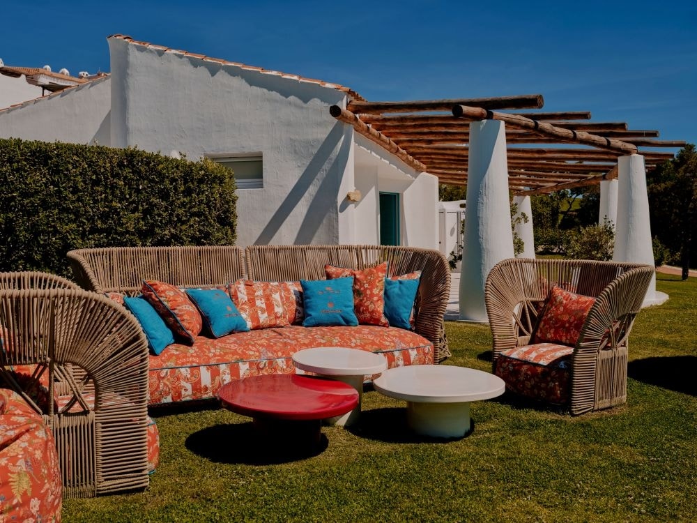 Gli spazi outdoor by Etro del Romazzino, hotel Belmond in Costa Smeralda (courtesy Etro)
