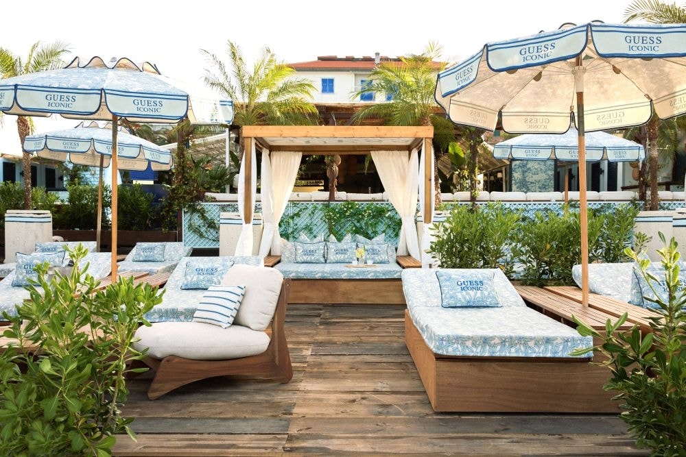 Il takeover di Guess al Tigu beach di Sestri Levante (courtesy Guess)