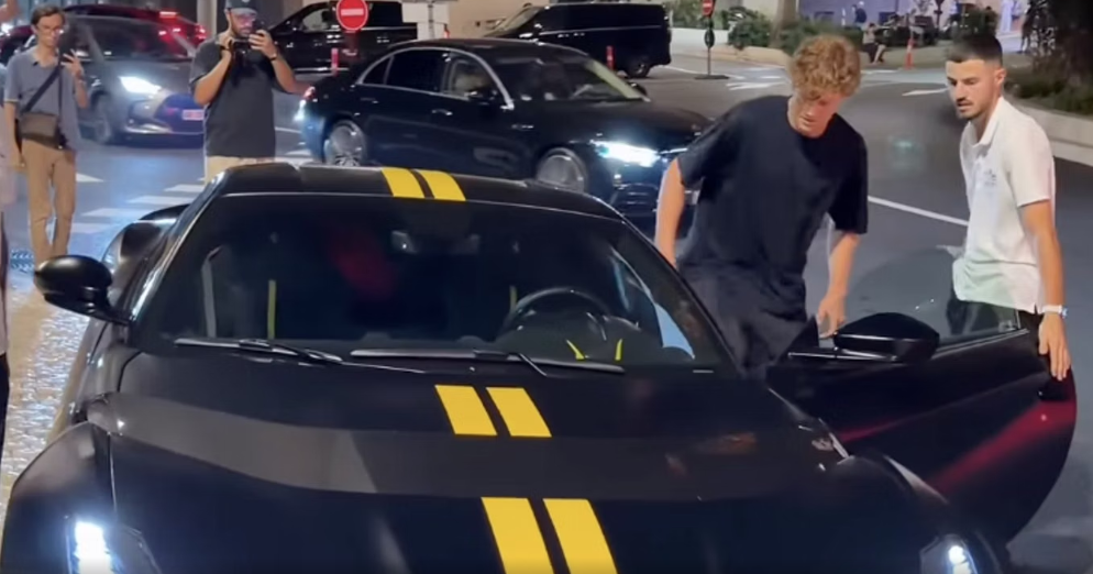La Ferrari 812 Competizione di Jannik Sinner non è come le altre. Una scelta che dice tutto sul suo carattere