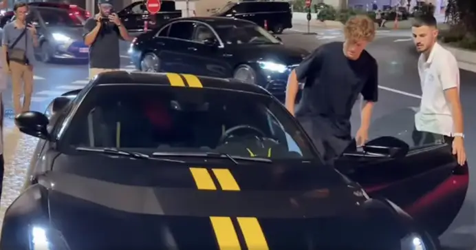 La Ferrari 812 Competizione di Jannik Sinner non è come le altre. Una scelta che dice tutto sul suo carattere