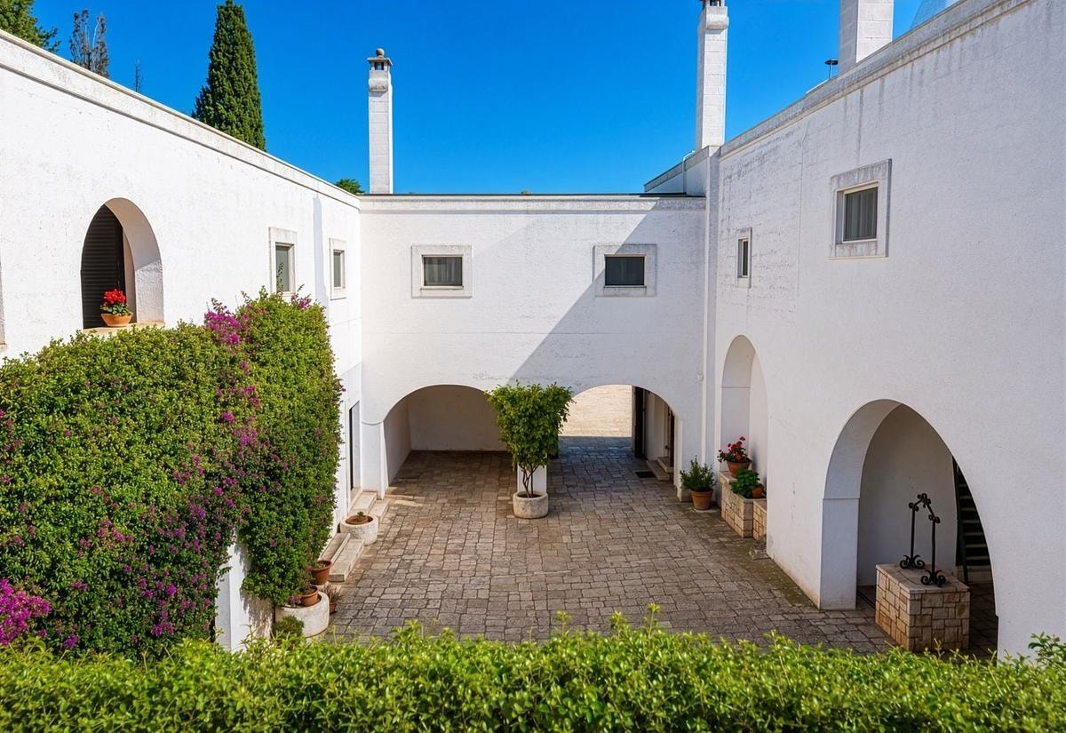 La masseria dei re: nove secoli di storia a un passo dal mare ora in vendita