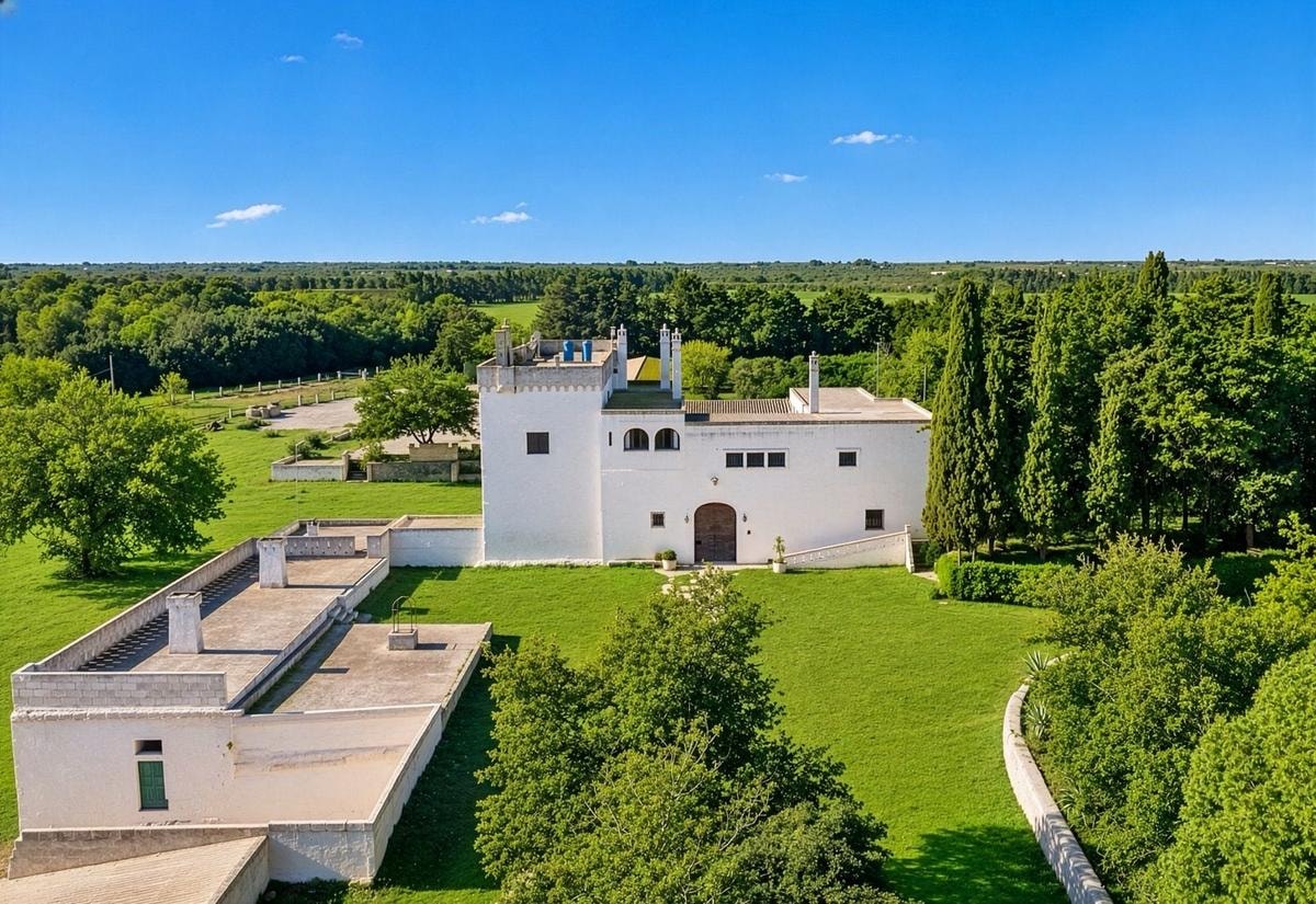La masseria dei re: nove secoli di storia a un passo dal mare ora in vendita