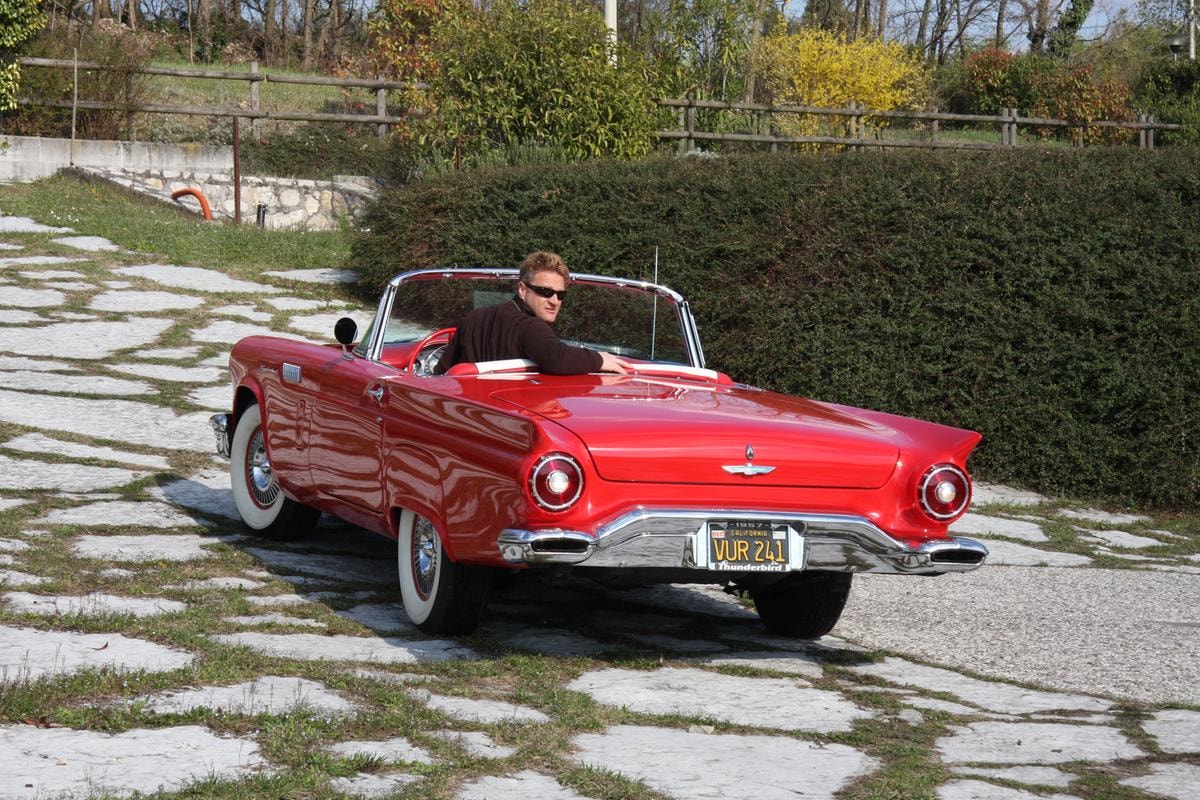 Ford Thunderbird: la storia della sportiva americana nata per sfidare la Corvette
