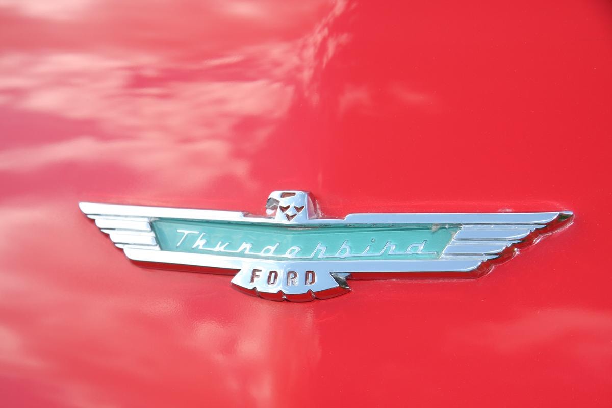 Ford Thunderbird: la storia della sportiva americana nata per sfidare la Corvette