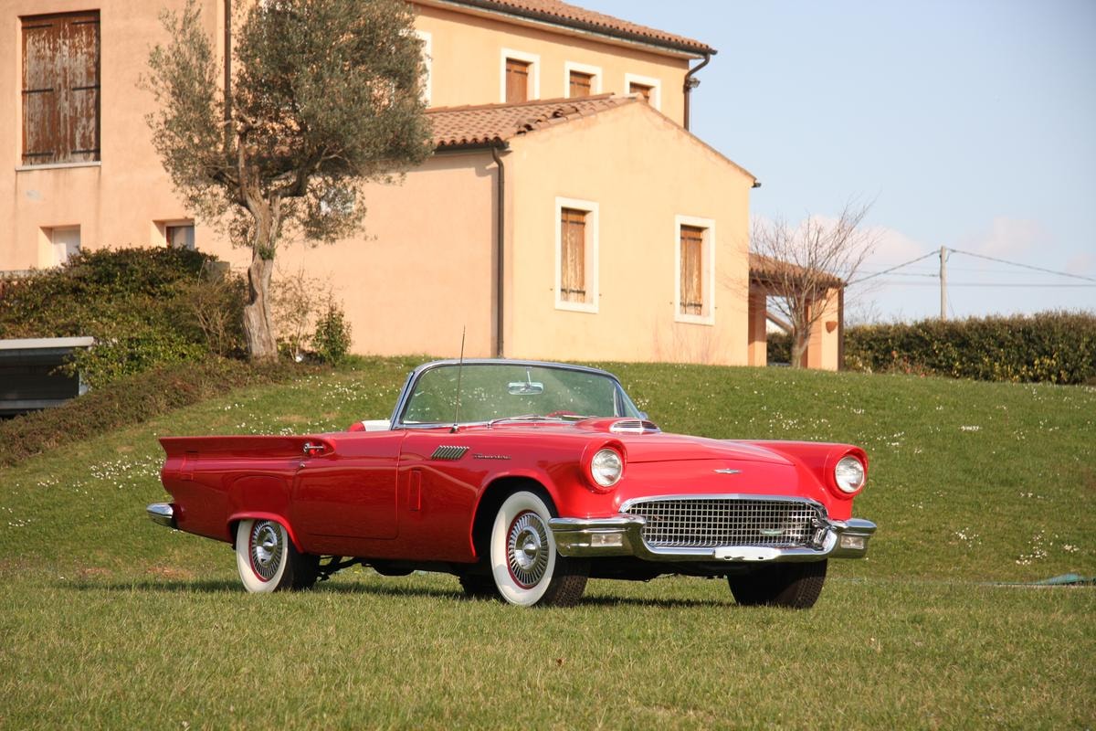 Ford Thunderbird: la storia della sportiva americana nata per sfidare la Corvette