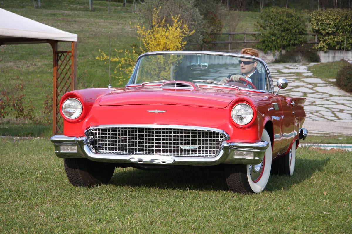 Ford Thunderbird: la storia della sportiva americana nata per sfidare la Corvette