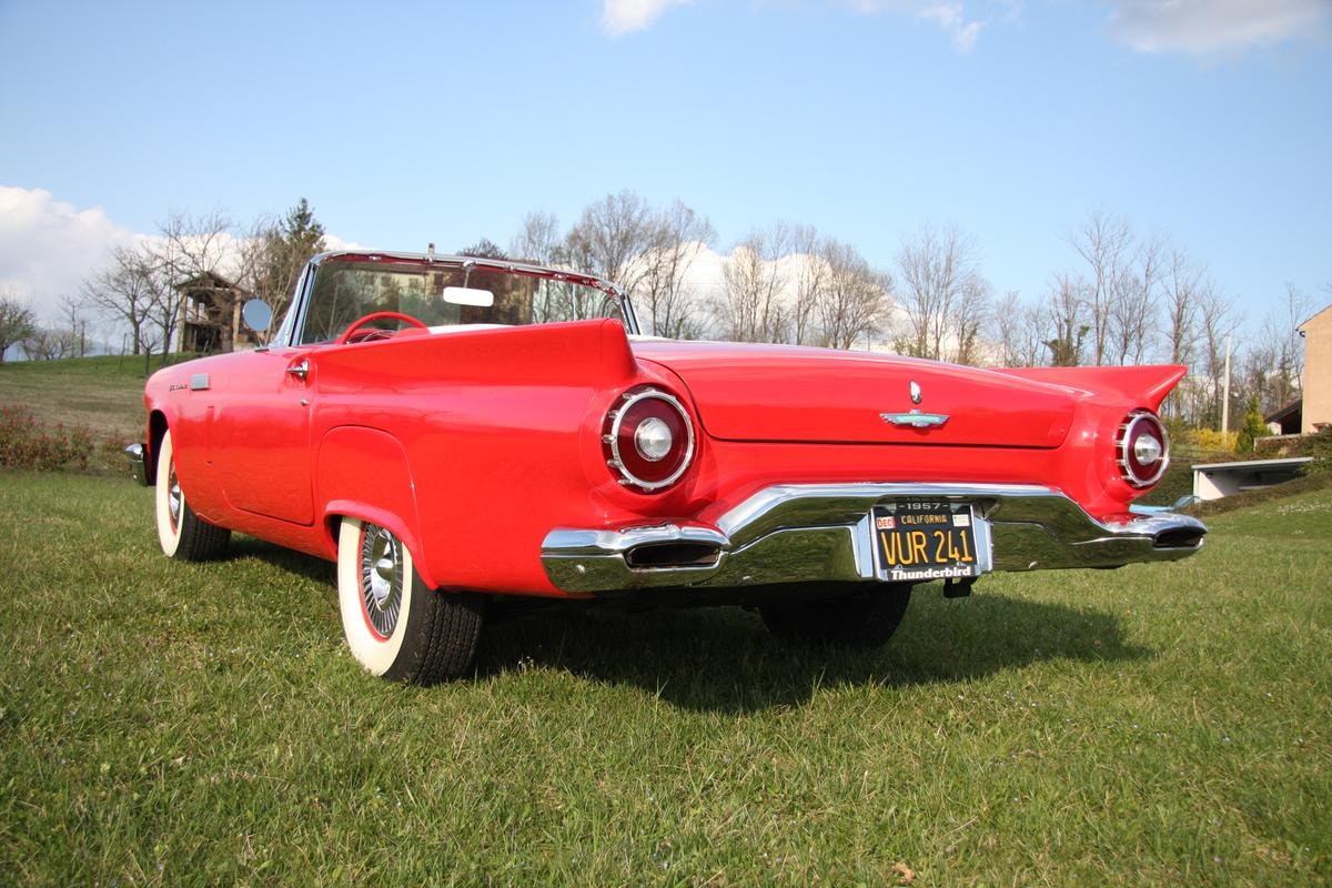 Ford Thunderbird: la storia della sportiva americana nata per sfidare la Corvette
