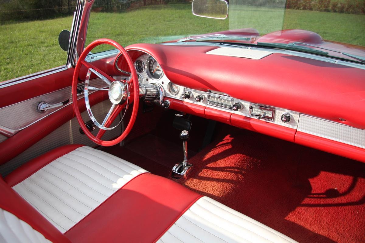 Ford Thunderbird: la storia della sportiva americana nata per sfidare la Corvette