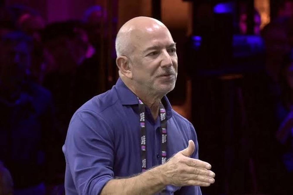 Jeff Bezos vuole vendere 15 milioni di azioni Amazon del valore di 4 miliardi di dollari. E il titolo scende sul Nasdaq