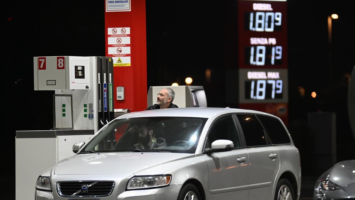 Carburanti, il governo approva un nuovo taglio delle accise: prorogato lo sconto di 17 centesimi per il diesel