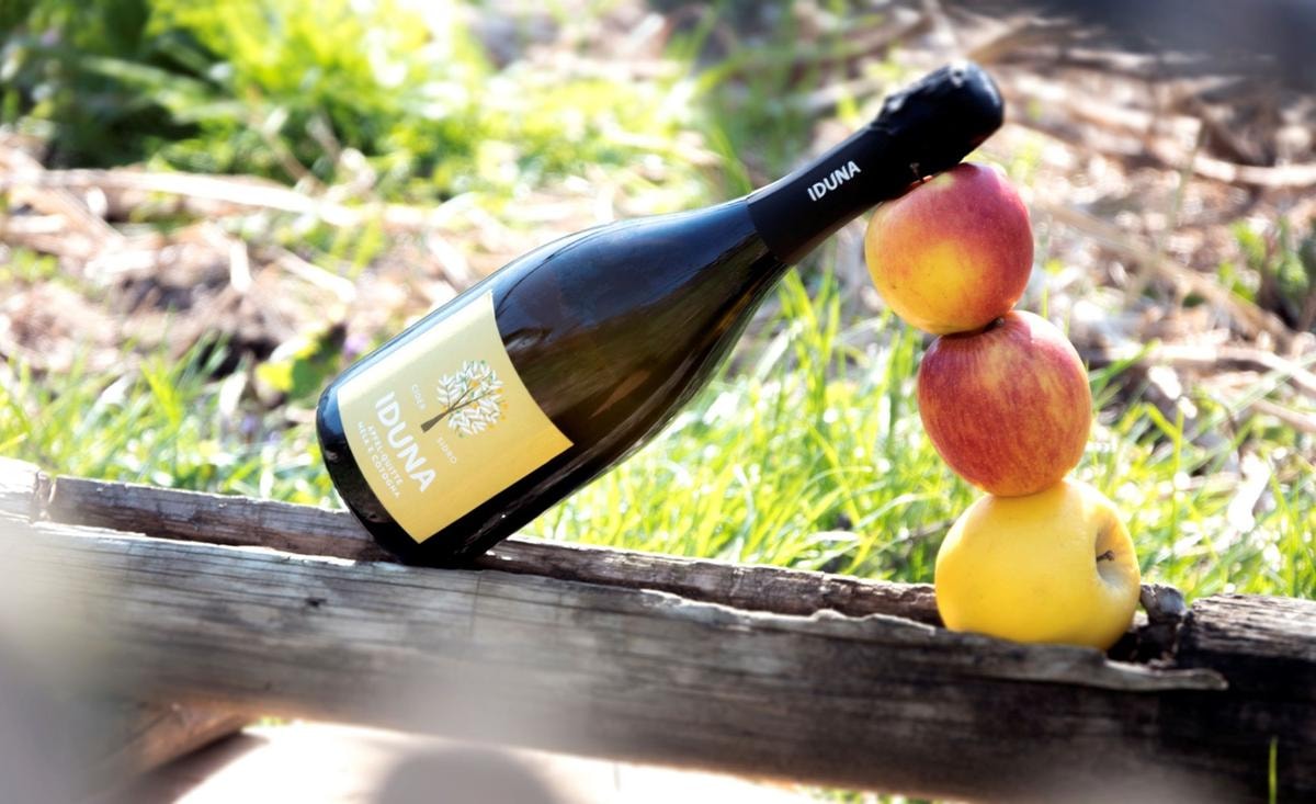 Il drink dell’estate non è lo Spritz: tutti stanno riscoprendo il sidro