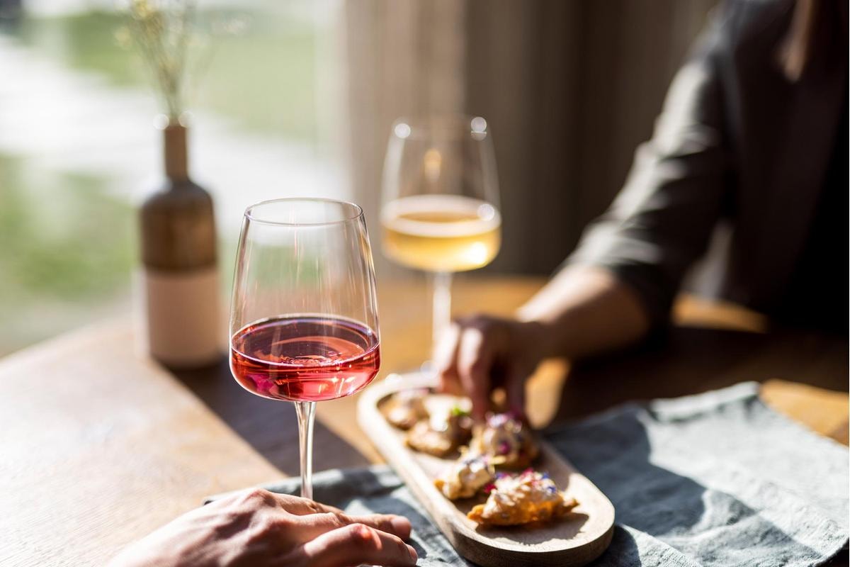 Il drink dell’estate non è lo Spritz: tutti stanno riscoprendo il sidro