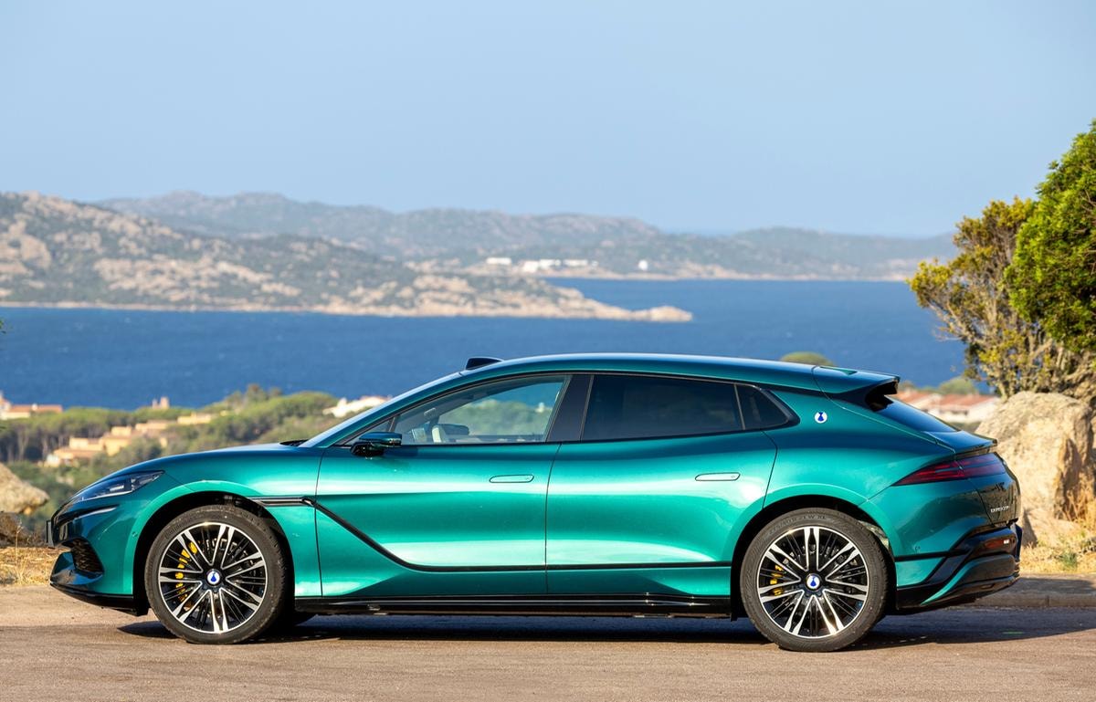 Denza Z9GT: prova della shooting brake BYD durante la Swan Porto Rafael Challenge