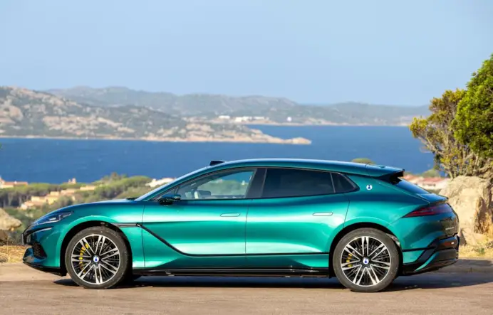 Denza Z9GT: prova della shooting brake BYD durante la Swan Porto Rafael Challenge