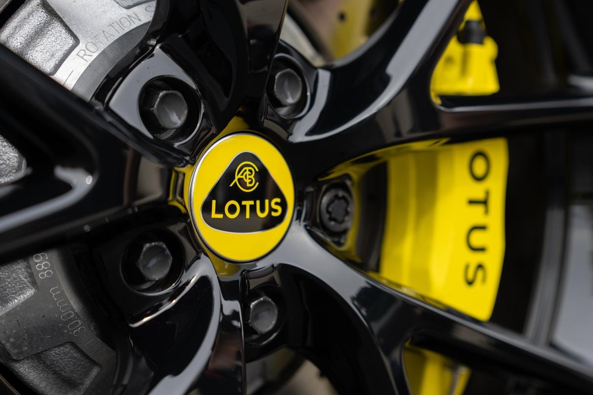 Lotus Emira: come va la nuova sportiva con motore Amg provata sulla pista di Hethel